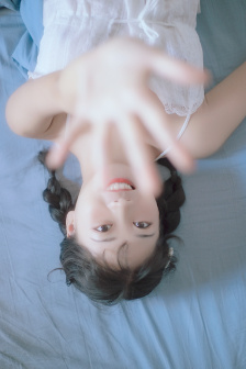 少年啊bgm房东太太是谁唱的